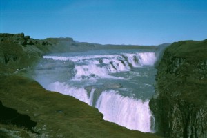 isl2002_5_09_Verso_Reykjavik_Cascate