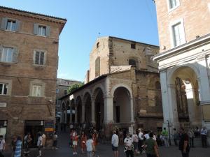 Centro Italia 2021 007 Urbino Piazza-della-Repubblica