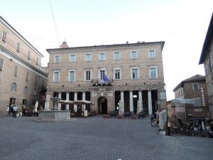 Centro Italia 2021 010 Urbino Piazza-della-Repubblica