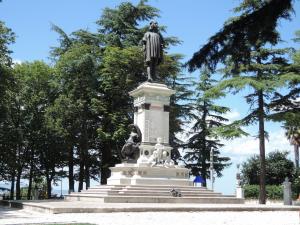 Centro Italia 2021 041 Urbino Monumento-a-Raffaello