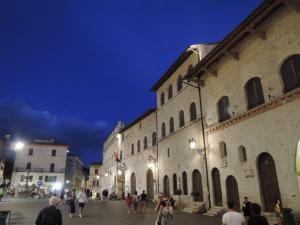 Centro Italia 2021 124 Assisi Piazza-del-Comune