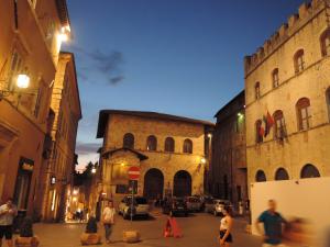 Centro Italia 2021 125 Assisi Piazza-del-Comune