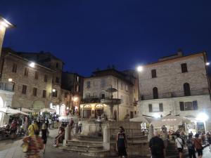 Centro Italia 2021 126 Assisi Piazza-del-Comune