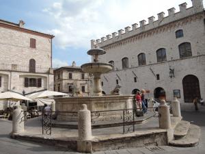 Centro Italia 2021 157 Assisi Piazza-del-Comune
