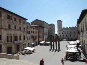 Centro Italia 2021 276 Todi Piazza-del-Popolo