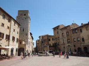 Centro Italia 2021 537 San Gimignano Piazza-della-Cisterna