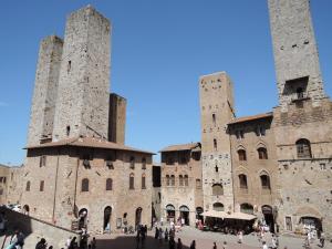 Centro Italia 2021 552 San Gimignano Piazza-del-Duomo