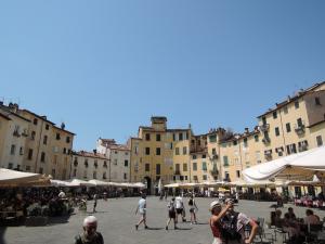 Centro Italia 2021 696 Lucca Piazza-dell'Anfiteatro